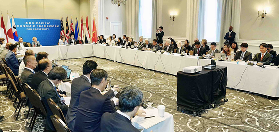 Korean Trade Minister Ahn Duk-geun and ministers of 13 countries of the U.S.-led Indo-Pacific Economic Framework for Prosperity (IPEF) hold a meeting on supply chain resilience in Detroit on May 27. [YONHAP]