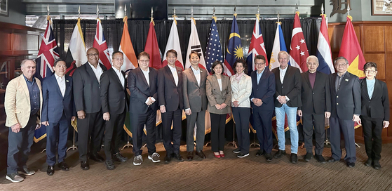 Korean Trade Minister Ahn Duk-geun, seventh from left, and ministers of 13 countries of the U.S.-led Indo-Pacific Economic Framework for Prosperity (IPEF) take a photo after reaching a deal in Detroit on May 27. [YONHAP]
