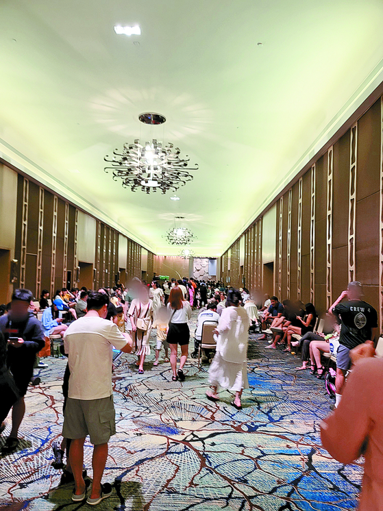 Tourists gather at a lobby in a hotel in Guam last Wednesday, in this photo provided to the JoongAng Ilbo. [JOONGANG ILBO] 