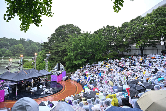 Raincoat-clad crowds enjoy live music at the Seoul Jazz Festival held at Olympic Park in southern Seoul on Sunday. [PRIVATE CURVE]