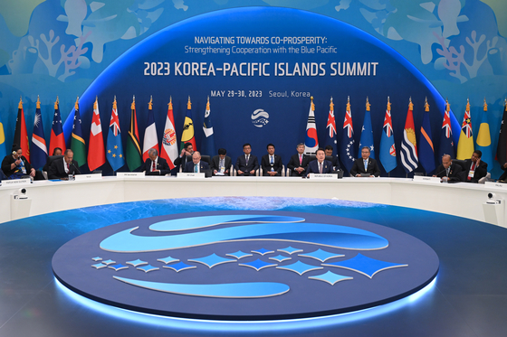 President Yoon Suk Yeol, second from right, with the leaders of the Pacific Islands including the Pacific Islands Forum Chair and Cook Islands Prime Minister Mark Brown, third from right, during the first Korea-Pacific Islands Summit held at the Blue House’s Yeongbingwan state guest house on Monday. According to the president’s office on Monday, President Yoon had bilateral meetings with all 10 leaders of the Pacific Islands during the last two days and has reached several agreements including joint development with the Cook Islands on deep-sea resources such as copper and cobalt as well as reviewing the opening of Korea’s first diplomatic mission in the Marshall Islands. [PRESIDENTIAL OFFICE] 