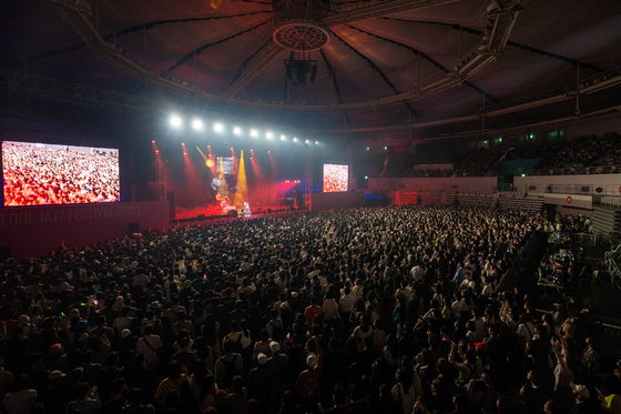 Festivalgoers fill the KSPO Dome for rapper Beenzino's performance at the Seoul Jazz Festival held at Olympic Park in southern Seoul on Sunday. [PRIVATE CURVE]