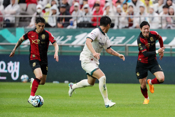 Willyan Barbosa, left, dribbles during a K League game against Gangwon FC at Seoul World Cup Stadium in Mapo District, western Seoul, on Sunday. [NEWS1]