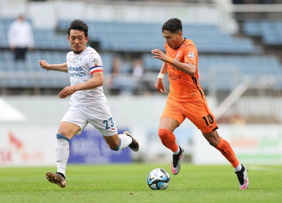 Jeju United's Isnairo Reis, right, dribbles during a K League game against the Suwon Samsung Bluewings at Jeju World Cup Stadium in Seogwipo, Jeju, in a photo shared on Jeju's official Facebook account on Saturday. [SCREEN CAPTURE]