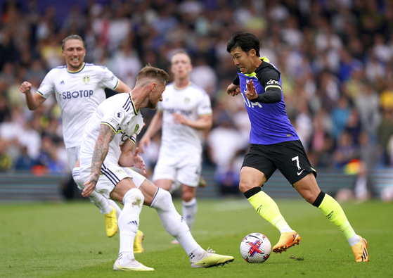 Tottenham Hotspur's Son Heung-min, right, and Leeds United's Liam Cooper battle for the ball during the Premier League match at Elland Road, Leeds, England on Sunday. [AP/YONHAP] 