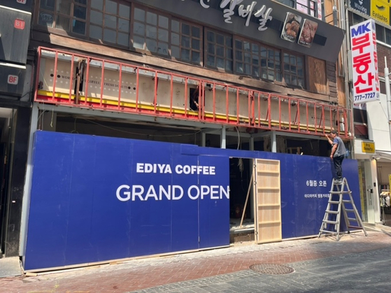 Domestic coffee franchise Ediya Coffee is opening a new branch in Myeong-dong. [SOHN DONG-JOO]