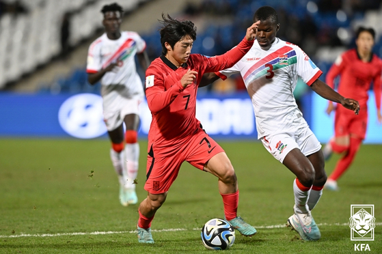 Kim Yong-hak, left, vies for the ball with Sainey Sanyang during the 2023 U-20 World Cup group stage game between Korea and the Gambia at Estadio Malvinas Argentinas in Mendoza, Argentina on Sunday. [KOREA FOOTBALL ASSOCIATION]