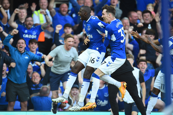 Everton's Abdoulaye Doucoure, left, celebrates with teammates after scoring a goal during the Premier League match against AFC Bournemouth at Goodison Park in Liverpool, England, on Sunday. [AFP/YONHAP]