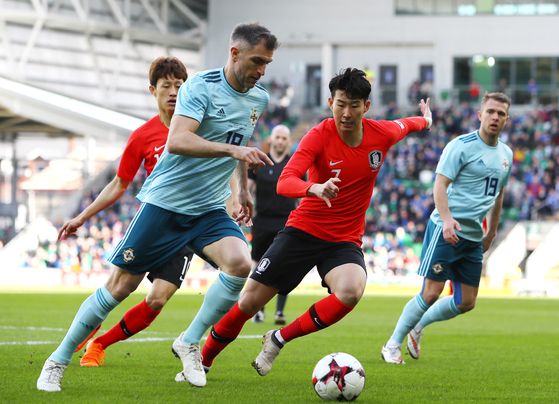 Son Heung-min, second from right, in action during a friendly match against Northern Ireland at Windsor Park in Belfast, Northern Ireland on March 24, 2018. [YONHAP]