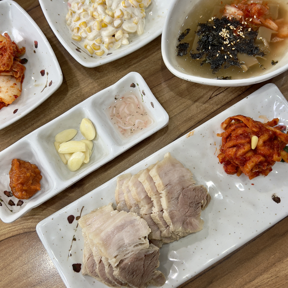 Baega Bossam's bossam jeongsik, or steamed pork meal [LEE TAE-HEE]