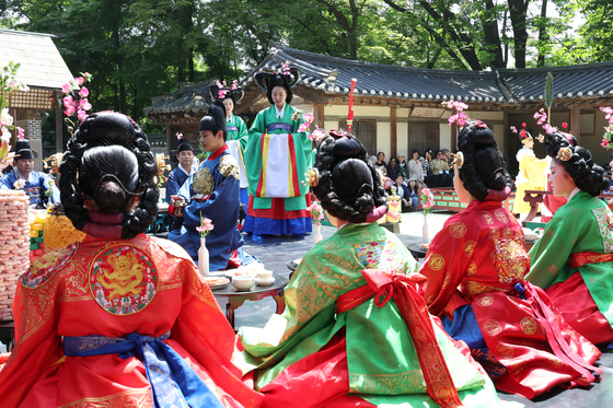 Students in the School of Dance and the School of Korean Traditional Arts, among others, reenact a ceremonial dance from the late Joseon period (1392-1910) at Changdeok Palace in Jongno District, central Seoul known as the "Jinjakrye," held to honor the king during a royal court banquet. [YONHAP]