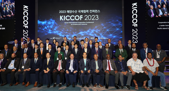 Korean Prime Minister Han Duck-soo, sixth from the right in the front row, and leaders of Pacific Islands take a commemorative photo at the opening ceremony of the 2023 Korea International Cooperation Conference on Oceans and Fisheries held at a hotel in Busan Tuesday afternoon. The Pacific Island leaders took part in the inaugural Korea-Pacific Islands Summit with President Yoon Suk Yeol in Seoul on Monday. [NEWS1]