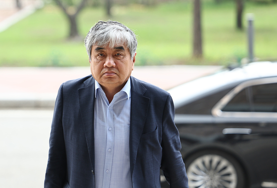Han Sang-hyuk, chairman of the Korea Communications Commission, heads into his office in Gwacheon, Gyeonngi, on Tuesday. [YONHAP]