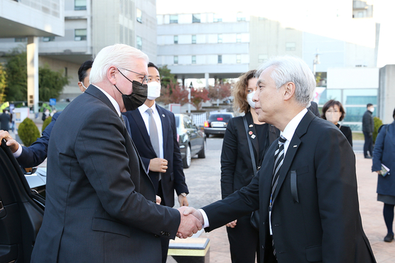 Kim greets German President Frank-Walter Steinmeier at the university’s Seokgwan-dong Campus on Nov. 4, 2022, before offering him a tour of the School of Film, TV and Multimedia. [KOREA NATIONAL UNIVERSITY OF ARTS]