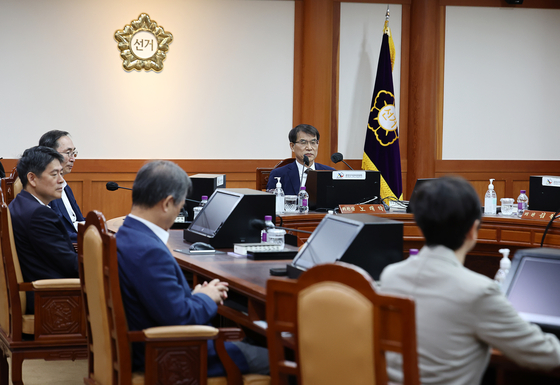 Rho Tae-ak, head of the National Election Commission, presides over a meeting of commissioners at the agency's headquarters in Gwacheon on Tuesday. The meeting's main agenda was discussing the hiring of children of the agency's former and incumbent high-ranking officials. [YONHAP]