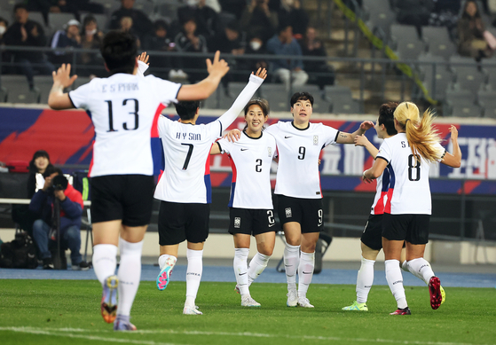 The Korean women's national team celebrates during a friendly against Zambia at Yongin Mir Stadium in Yongin, Gyeonggi on April 11. [YONHAP]  