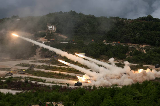 Multiple rocket launch systems from the South Korean and U.S. militaries conduct a joint live-fire exercise in Pocheon, Gyeonggi, on Thursday afternoon. [DEFENSE MINISTRY]