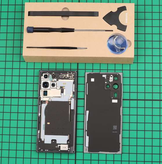 Samsung Electronics' self-repair kit for a Galaxy smartphone [SAMSUNG ELECTRONICS]