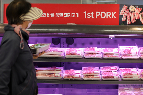 Packages of pork are on display at a discount supermarket in Seoul. [NEWS1]