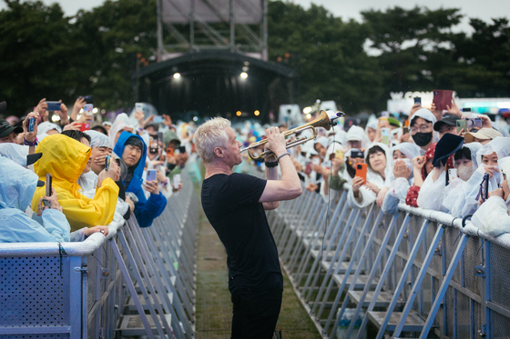 American trumpeter Chris Botti walks through the crowds while playing at the Seoul Jazz Festival held at Olympic Park in southern Seoul on Sunday. [PRIVATE CURVE]