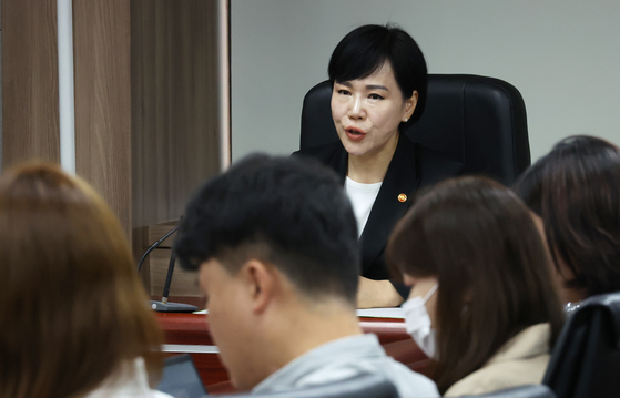 Jeon Hyun-heui, chairperson of the Anti-Corruption and Civil Rights Commission (ACRC), speaks during an urgent press conference in downtown Seoul on Tuesday. [YONHAP]