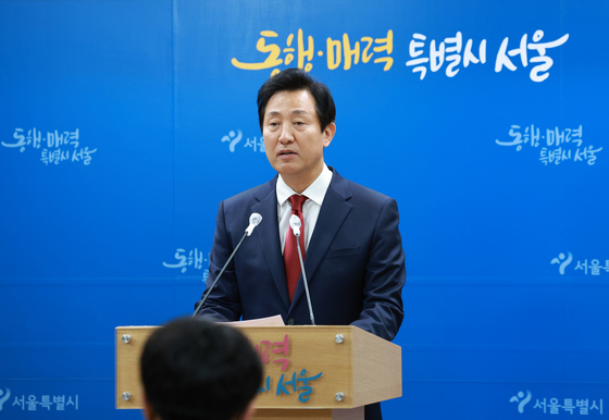 Seoul Mayor Oh Se-hoon holds a press conference at the Seoul City Hall on Wednesday to explain the city government's decision to issue an evacuation alert to residents earlier in the morning. [YONHAP]