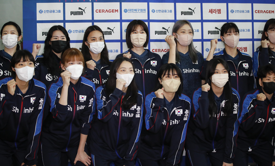 Kore kadın milli voleybol takımı, Türkiye'ye hareket etmeden önce 22 Mayıs'ta Incheon'daki Incheon Uluslararası Havalimanı'nda fotoğraf çektiriyor. [NEWS1]