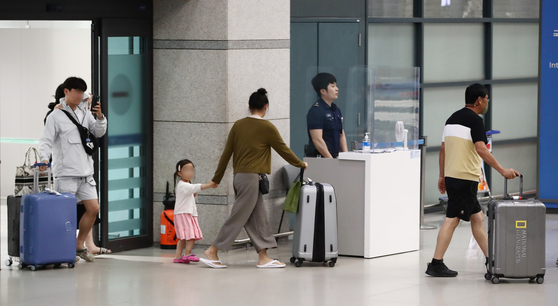 Korean tourists at Incheon International Airport on Monday night after arriving from Guam, where they were stranded due to a typhoon that battered the island. [NEWS1]