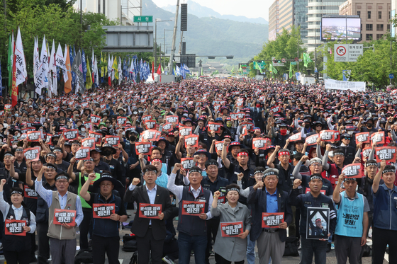 Members of the Korean Confederation of Trade Unions (KCTU) hold a rally near Sejong-ro in downtown Seoul on Wednesday. [YONHAP] 