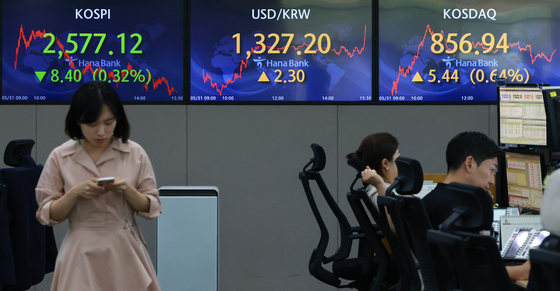 A screen in Hana Bank's trading room in central Seoul shows the Kospi closing at 2,577.12 points on Wednesday, down 0.32 percent, or 8.40 points, from the previous trading day. [YONHAP]