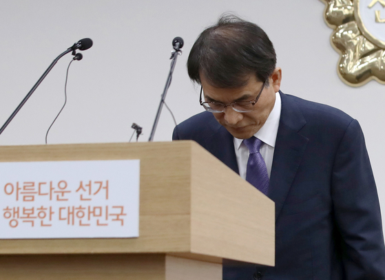 Rho Tae-ak, chief of the National Election Commission, bows his head in a public apology over allegations of preferential treatment given in the hiring process to children of its high-ranking officials at a press conference at the agency's headquarters in Gwacheon, Gyeonggi, on Wednesday. [NEWS1]