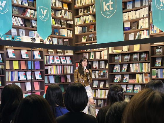 Dancer Monica, best known for her appearance in Mnet's ″Street Woman Fighter,″ gives a lecture at KT's Y Campus pop-up store last week. [SHIN MIN-HEE]