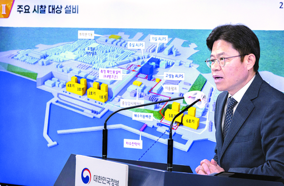 Yoo Guk-hee, chairman of the Nuclear Safety and Security Commission, speaks with the press in Seoul on Wednesday about his team's inspections of the ruined Fukushima Daiichi Nuclear Power Plant last week. [YONHAP]