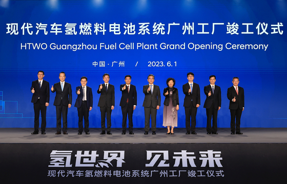 Hyundai Motor CEO Chang Jae-hoon, fifth from right, and Lin Keqing, chairman of the Guangdong Provincial Political Consultative Conference, and other officials pose for a photo at a ceremony celebrating the automaker's completion of its first overseas hydrogen fuel cell system plant in Guangzhou Thursday. [HYUNDAI MOTOR] 