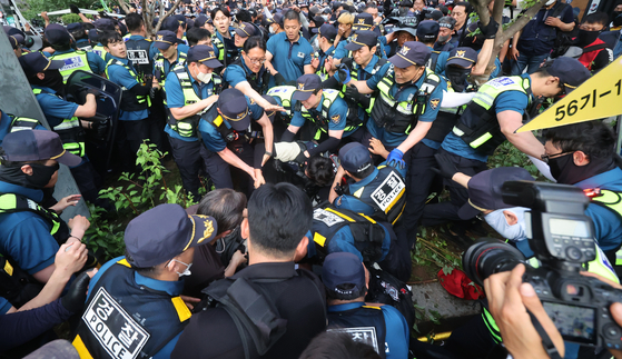 Police dismantle the memorial tent abruptly installed by the Korean Confederation of Trade Unions near Cheonggye Plaza in central Seoul to commemorate the death of a Korean Construction Workers' Union official on Wednesday. [YONHAP] 