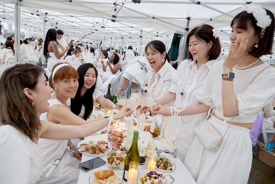 Guests at Dîner en Blanc Seoul at Banpo Han River Park, southern Seoul, on Saturday [COMMUNIQUE]