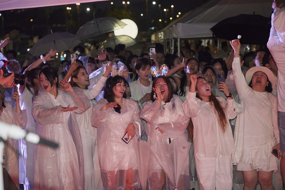 Guests dance to music performed at Dîner en Blanc Seoul at Banpo Han River Park, southern Seoul, on Saturday. [COMMUNIQUE]