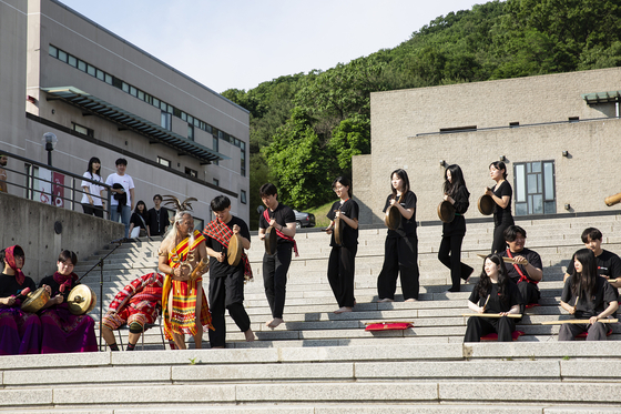 Lutgardo Luza Labad, Benicio D. Sokkong and Jallaludin M. Casnor perform at Seoul Institute of the Arts. [SEOUL INSTITUTE OF THE ARTS]