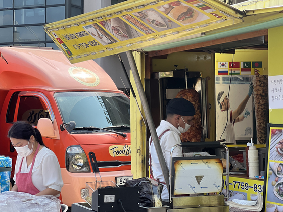Food trucks at Seoul Institute of the Arts' Intercultural Arts Day event, titled ″Crash: Fever Time,″ are pictured. [LEE TAE-HEE]