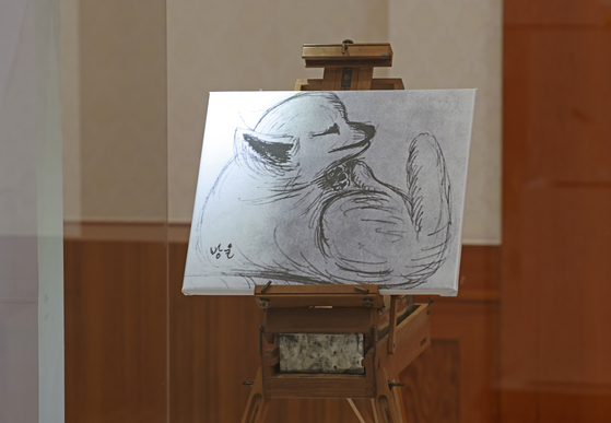 A copy of former president Park Chung-hee’s (1917-1979) pencil sketch of his Spitz named Banguri displayed at the Blue House on Thursday [YONHAP]