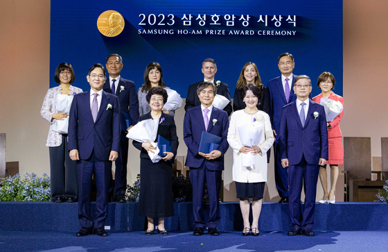 Samsung Electronics Executive Chairman Lee Jae-yong, far left in the front row, and recipients of Samsung Ho-Am Prize pose for a photo at the award ceremony held Thursday at The Shilla Seoul in central Seoul. [HOAM FOUNDATION]