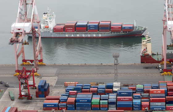 A container ship enters a port in Busan on May 22. [YONHAP]