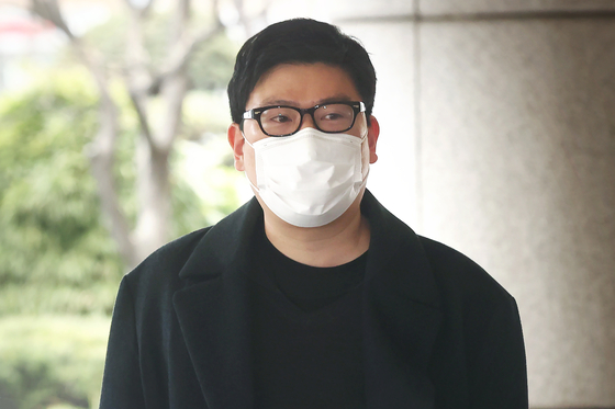 Singer Bobby Chung attends his second trial at the Seoul Southern District Court in Mapo District, western Seoul, on Thursday. [YONHAP] 