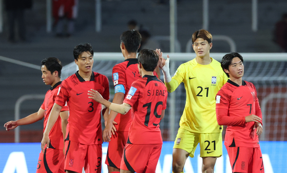 Korean U-20 national team players high five after drawing 0-0 with the Gambia at Estadio Malvinas Argentinas in Mendoza, Argentina on Sunday. [YONHAP]