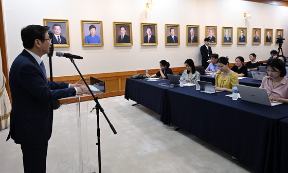 Culture minister Park Bo-gyoon talk to reporters about the new exhibition of Korea's former presidents at the Blue House in Jongno District, central Seoul, on Thursday. [NEWS1]