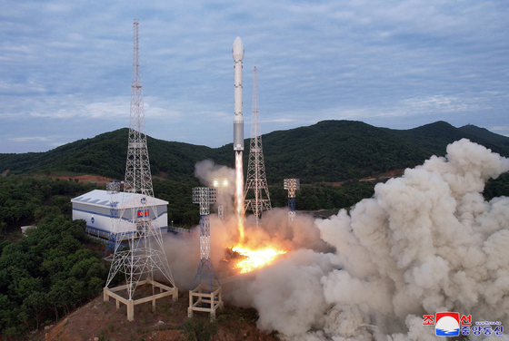 Pyongyang's state-controlled Korean Central News Agency on Thursday released this photo of the North's new satellite launch vehicle taking off the previous day at a previously unseen site within the Sohae Satellite Testing Ground in Tongchang-ri, North Pyongan Province. The rocket failed mid-flight and crashed into the Yellow Sea. [YONHAP]