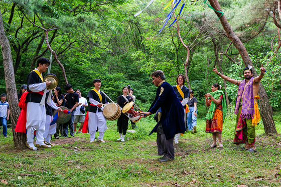 Students and international artists dance together at Mount Gwangdeok, which surrounds the school. [SEOUL INSTITUTE OF THE ARTS]