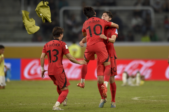 Korean players celebrate after beating Ecuador 3-2 in a FIFA U-20 World Cup round of 16 match at the at the Estadio Unico Madre de Ciudades in Santiago del Estero, Argentina on Thursday.  [AP/YONHAP]