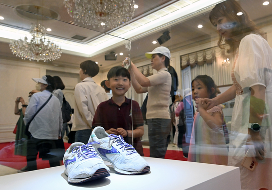 Visitors to the Blue House in central Seoul view the running shoes worn by former president Kim Young-sam (1929-2015) at the new exhibition hosted by the Ministry of Culture, Sports and Tourism, on Thursday [NEWS1]