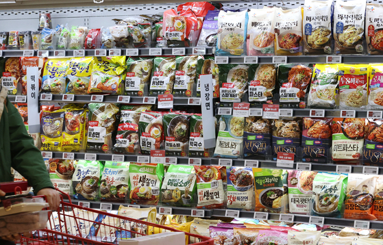 Ready-meal products are displayed at a discount store in Seoul on May 18. [YONHAP]